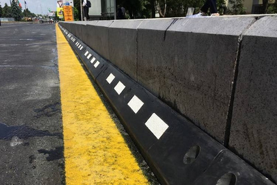 Najazd krawężnikowy gumowy; czerwono biały