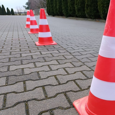 Pachołek drogowy 50 cm - elastyczny, fluorescencyjny, odblaskowy