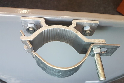 Uchwyt krawędziowy znaków drogowych