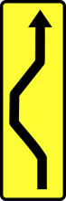 Tabliczka T-18 - Tabliczka wskazuje nieoczekiwaną zmianę kierunku ruchu lub przebiegu drogi