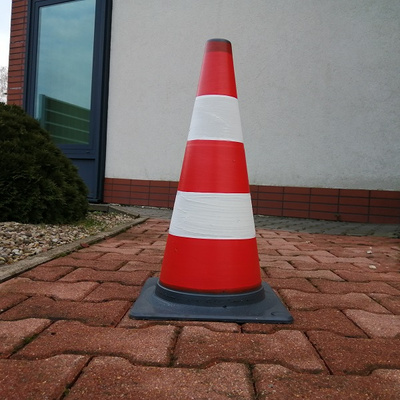 Pachołek drogowy 50 cm - elastyczny, odblaskowy