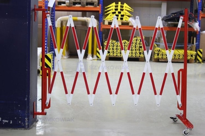 Zapora nożycowa z mocowaniem do ściany