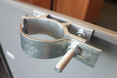 Uchwyt krawędziowy znaków drogowych