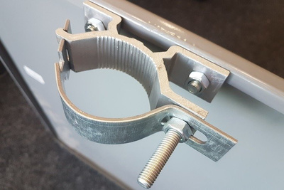 Uchwyt krawędziowy znaków drogowych